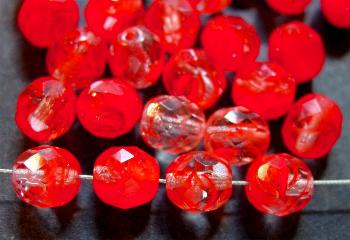 facettierte Glasperlen 
 kristall rot marmoriert, 
 hergestellt in Gablonz / Tschechien